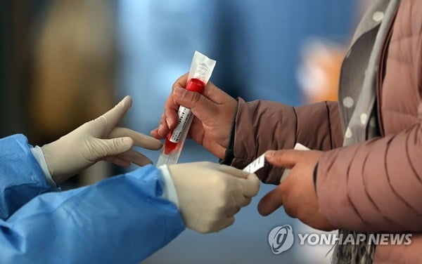 'XE변이' 변수되나…"전파력 따라 거리두기 재가동 염두"