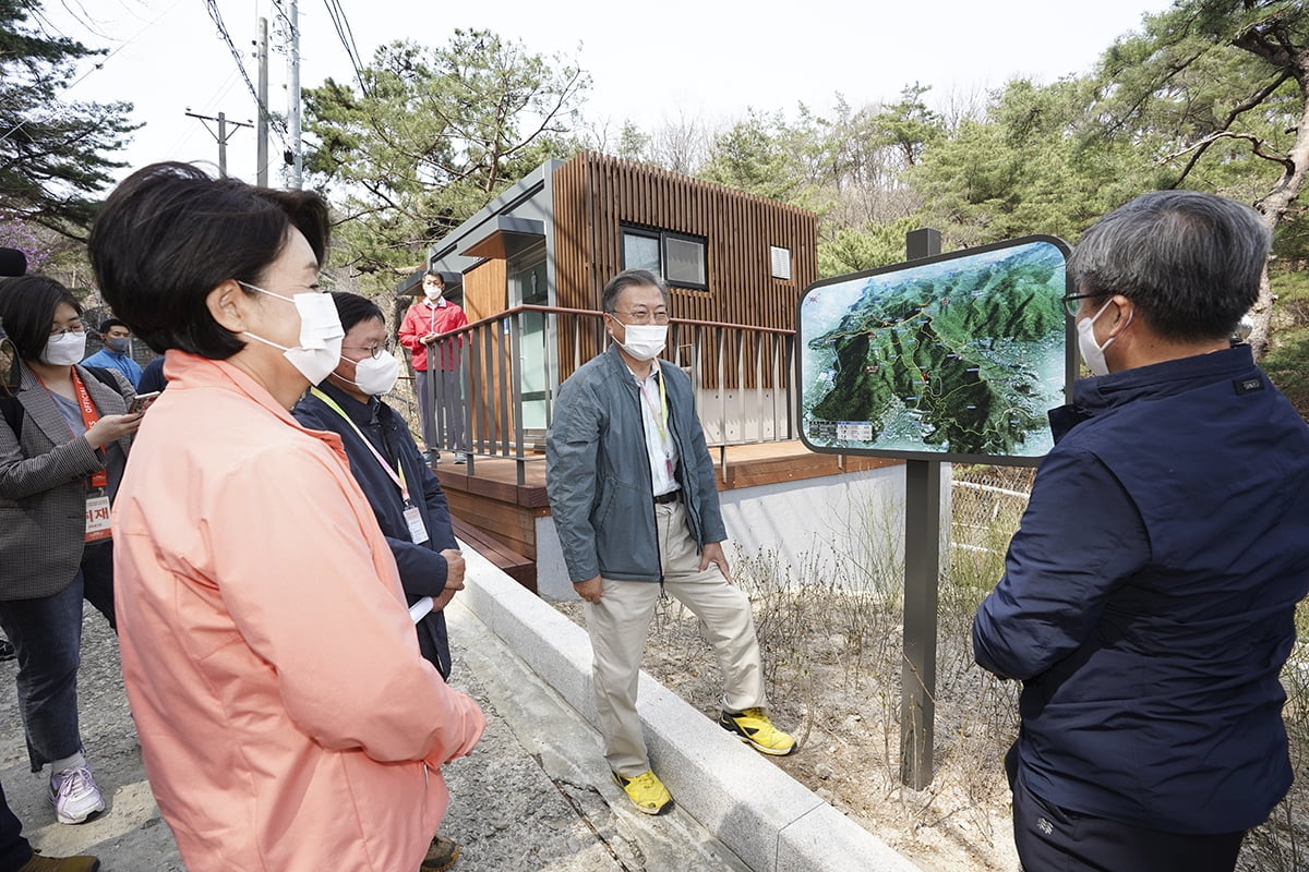 문재인 대통령은 북악산 개방을 하루 앞둔 5일 오후 김정숙 여사와 함께 북악산 성곽 남측을 산행했다. (청와대 제공)