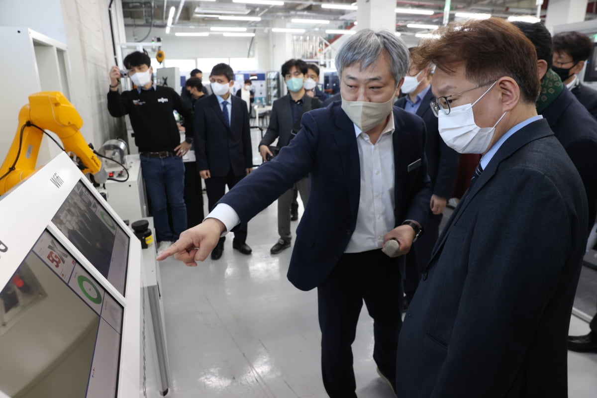 권칠승 중기부 장관 "기술보호 정책보험·스마트공장 지원"