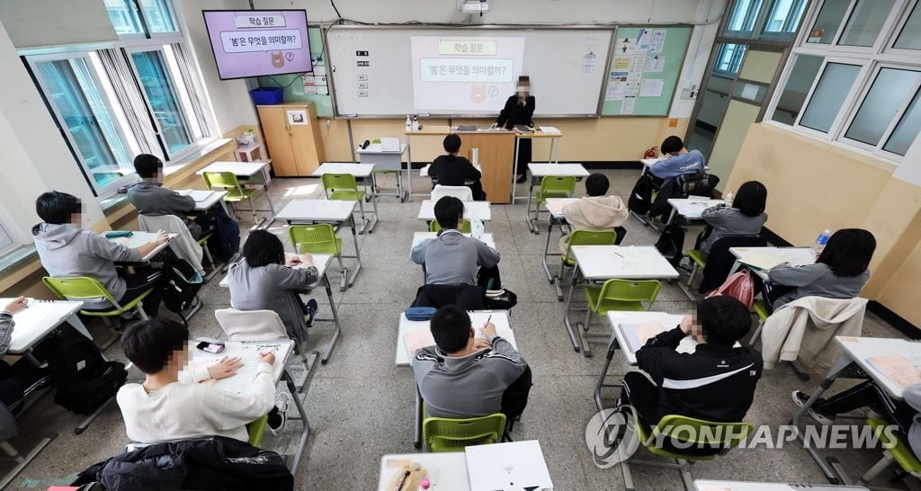 교육부 "확진학생 중간고사 응시 제한 원칙 유지"