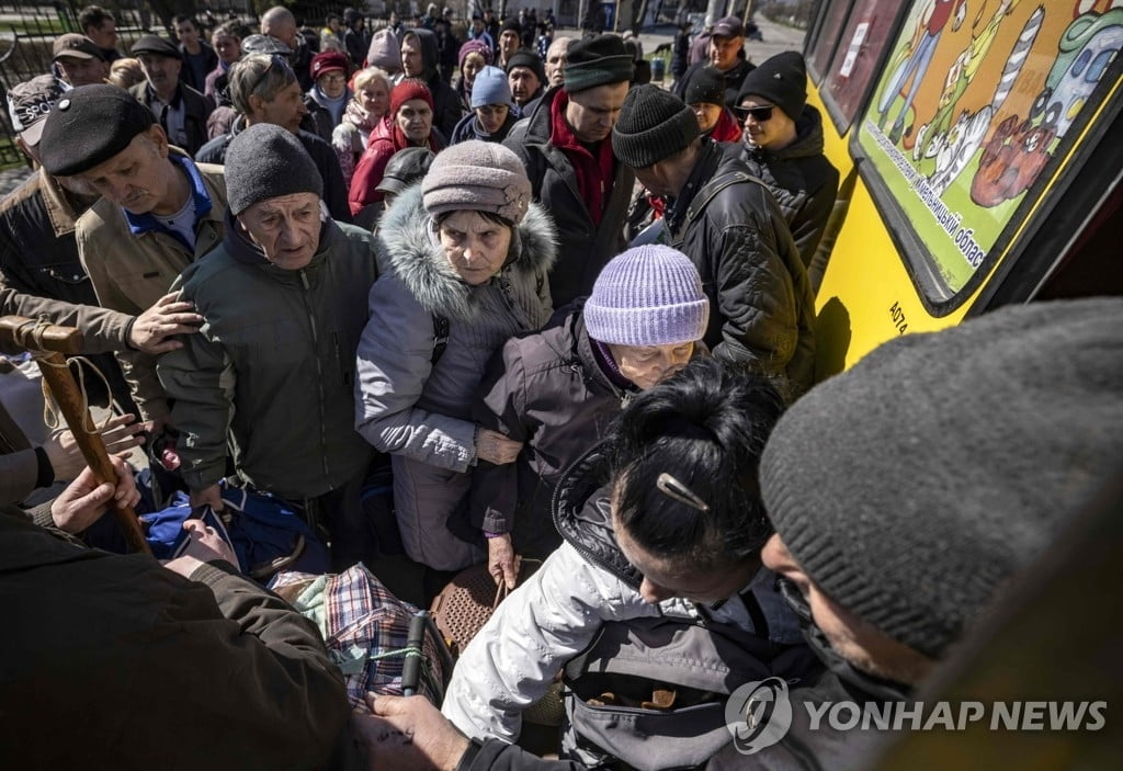 "러, 피란민 기차역에 로켓 공격…30명 이상 사망"