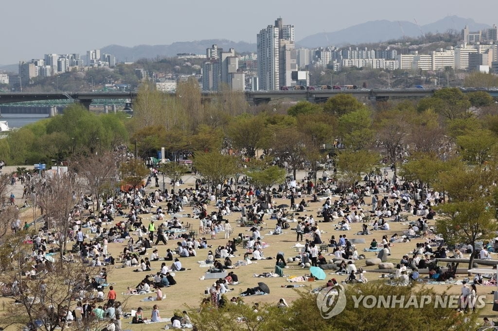 4월인데 초여름 '앗 뜨거'…낮 기온 30도 가까이 올라