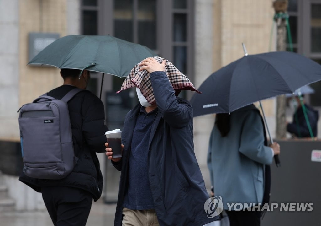 "출근길 우산 챙기세요"…내일 아침까지 전국에 봄비