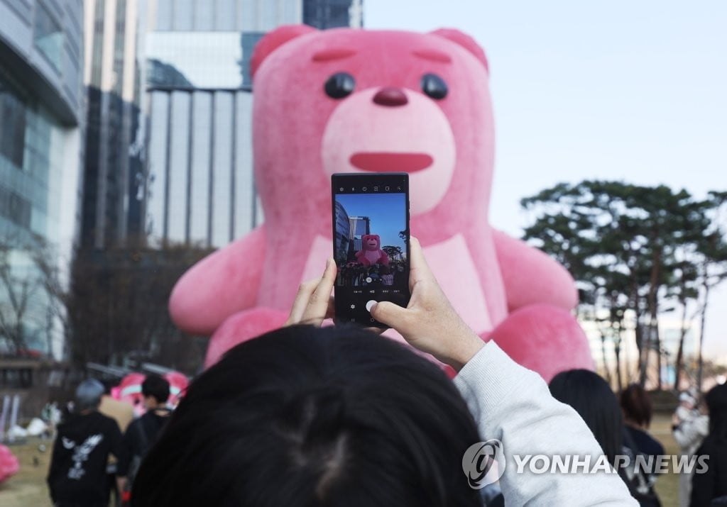 롯데 벨리곰, '인증샷' 명소 인기 폭발…전시기간 연장