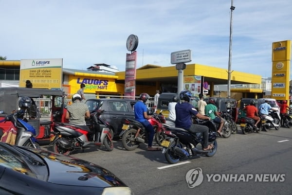 '디폴트 선언' 스리랑카, "증권거래 닷새 중단"