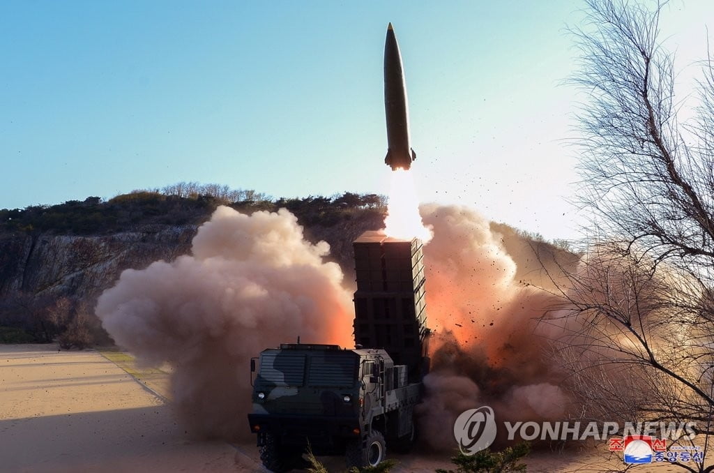 北, 신형 전술유도무기 시험발사…김정은 참관