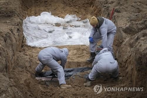 러 철군하자 민간인 시신 1,084구…"75%가 총살"