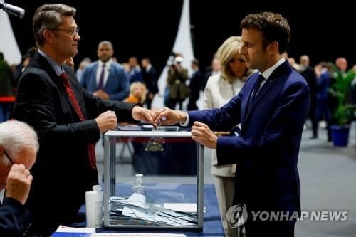 프랑스 대선 '결전의 날'…마크롱 우세 전망