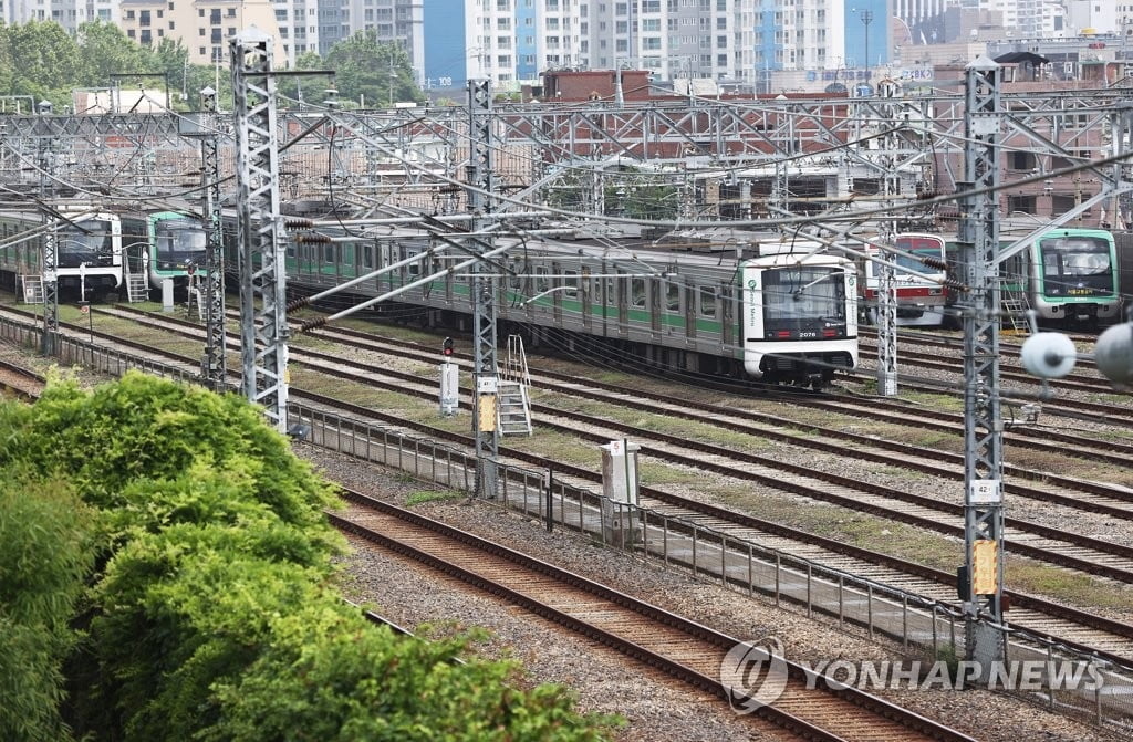 지하철 심야 연장운행 2년만에 재개하나…서울시 검토 중