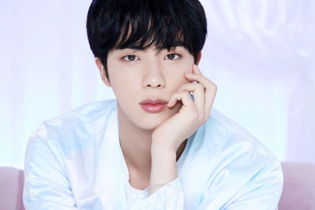 방탄소년단 진, 센스 있는 만우절 보내기…붉은 여명의 꽃 '진'이 되다