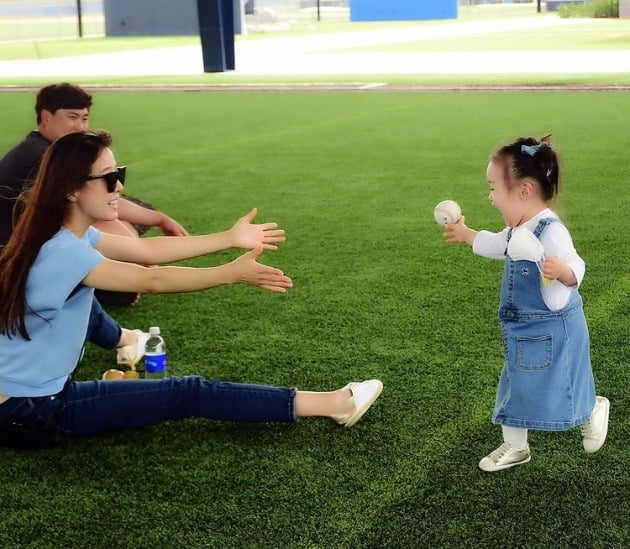 류현진♥배지현 딸, '연봉 244억' 코리안 몬스터 딸 인증 "야구장 접수 완료"[TEN★]