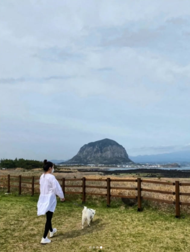 성유리, 쌍둥이 육아 지쳤나?...제주도 바다 보며 힐링중[TEN★]