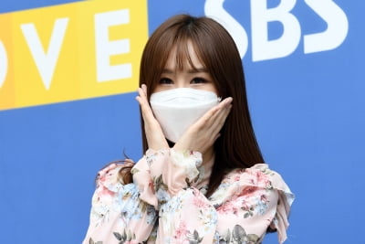 [TEN 포토] 윤수현 '꽃받침도 귀엽게'