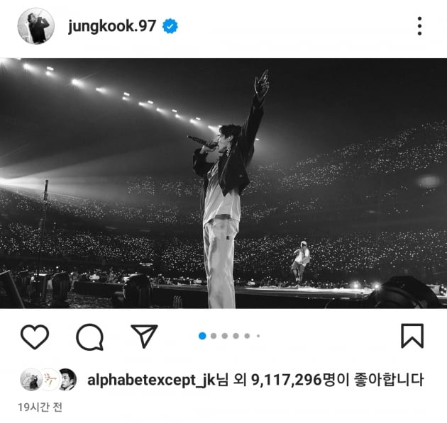 방탄소년단 정국 美콘서트 흑백 사진 공개 '본투비 싱어' 포스→고혹·몽환 '영찢' 남신