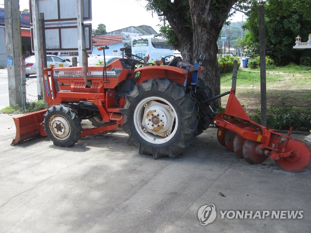 트랙터로 이웃 차량 들이받고 경찰까지 위협한 막무가내 40대