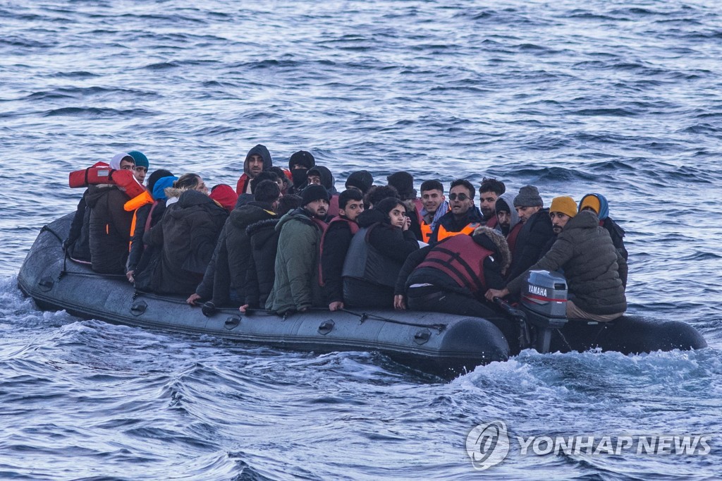 영국, 영불해협 건너오는 이주민 4천500㎞ 밖 르완다로 보낸다(종합)