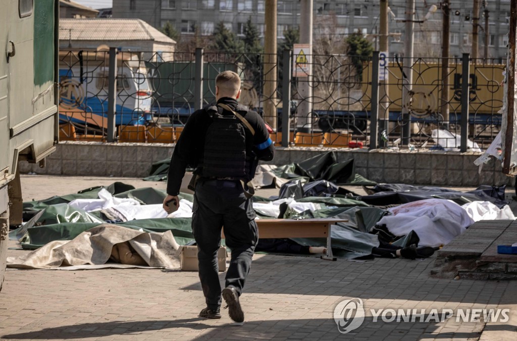 [우크라 침공] "'쾅 쾅' 하더니 사방에 신체조각"…기차역 생존자 증언