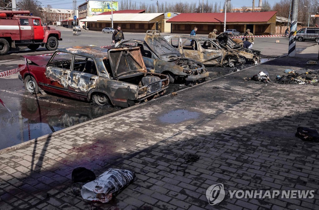 [우크라 침공] 우크라 "러, '39명 사망' 피란민 기차역에 집속탄 썼다"