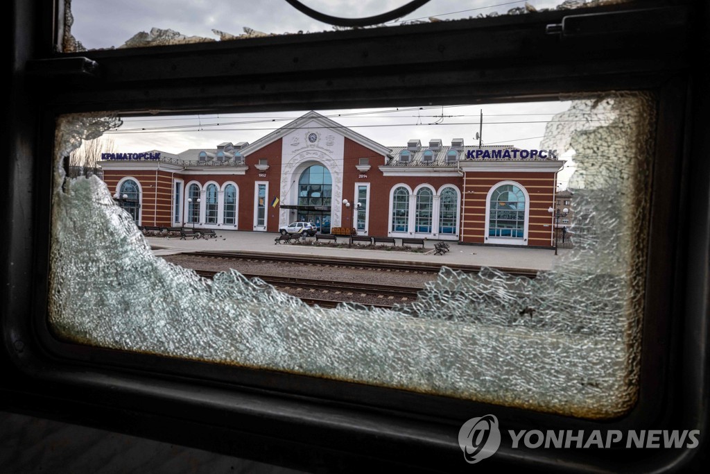 [우크라 침공] "'쾅 쾅' 하더니 사방에 신체조각"…기차역 생존자 증언