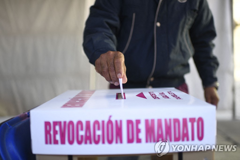 멕시코 대통령 '셀프 소환투표'서 예상대로 생존(종합)