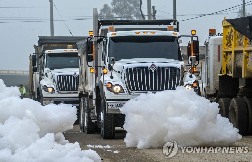 [월드&포토] 땅에 내려앉은 뭉게구름?…콜롬비아 마을 습격한 독성 거품