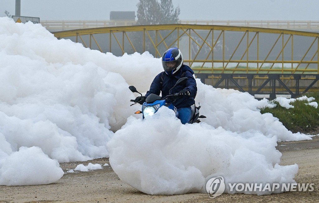 [월드&포토] 땅에 내려앉은 뭉게구름?…콜롬비아 마을 습격한 독성 거품