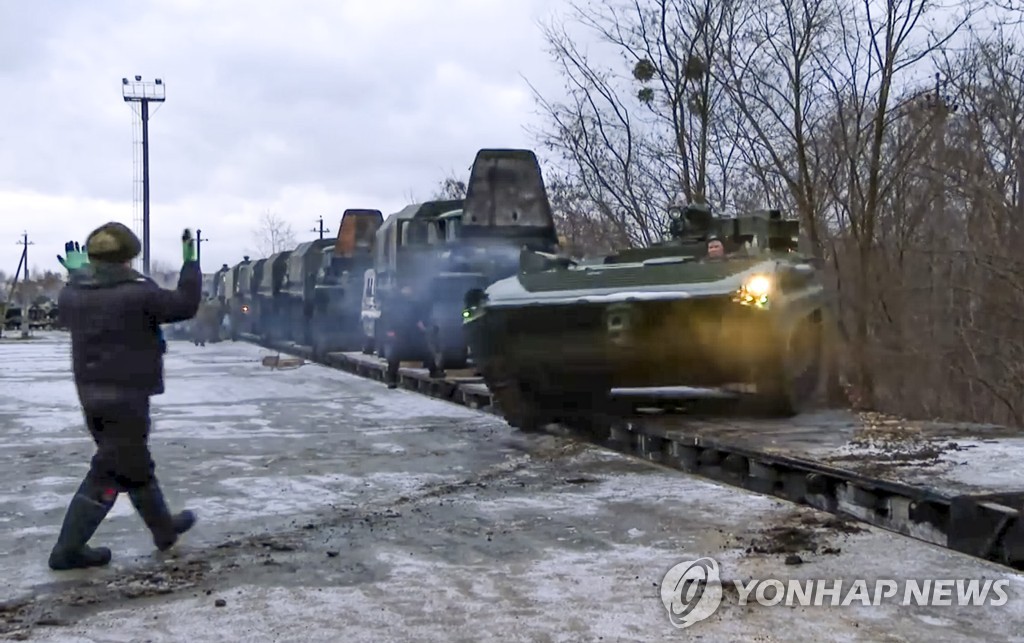 [우크라 침공] 이 길로는 못보내…러 보급열차 훼방한 벨라루스 근로자들