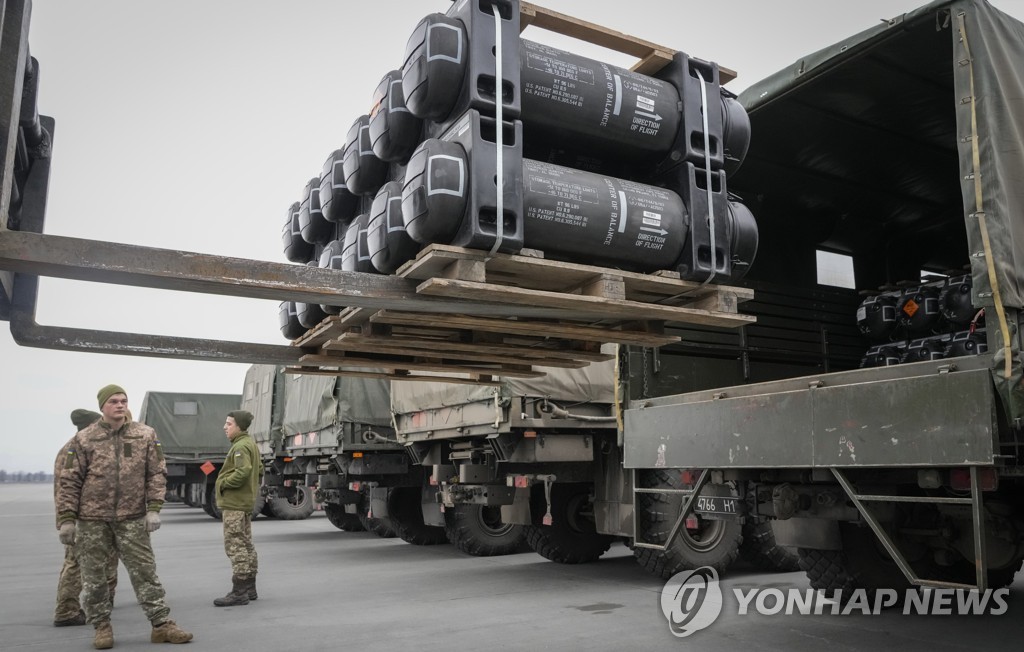 [우크라 침공] 러 '민간인 학살'에 나토서 강경론…확전 우려도