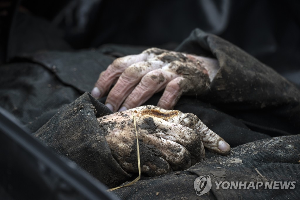 [우크라 침공] "러병력 무선통신 장비로 부차 민간인 학살 협의"