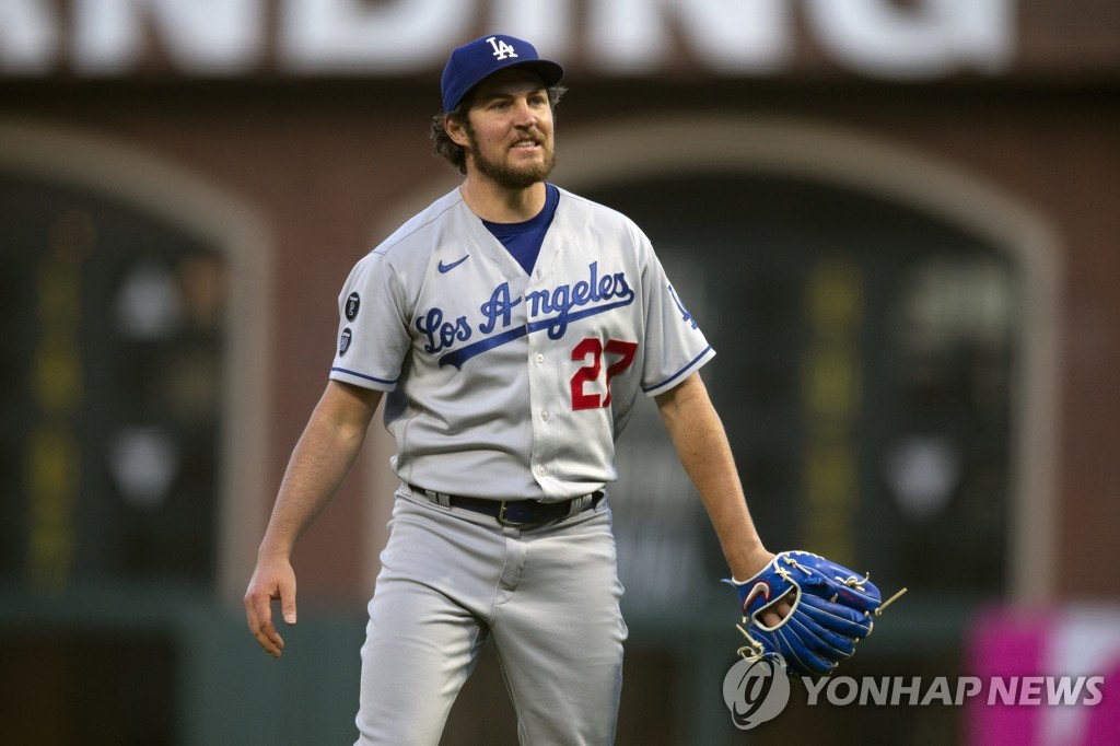 MLB-선수노조, 여성 폭행 혐의 투수 바워에 휴직 명령 연장