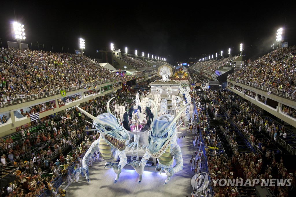 브라질 카니발 축제 '지각 개막'…화려한 삼바 퍼레이드