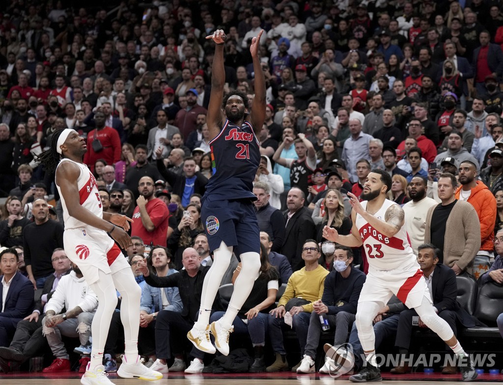 득점왕 엠비드의 연장 결승 3점포…NBA 필라델피아, PO 3연승