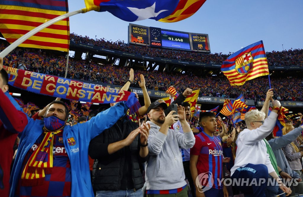 여자축구 최다 관중 기록 3주 만에 경신…9만여 명 캄노우 채워