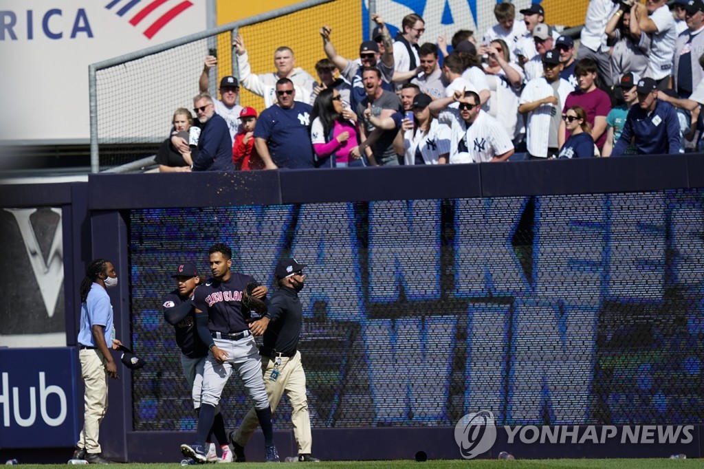 MLB 양키스팬들, 클리블랜드 선수에 욕 퍼붓고 맥주캔 투척