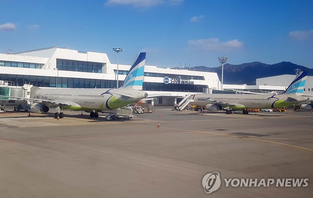 기지개 켜는 부산 관광…김해공항 국제선은 아직 썰렁