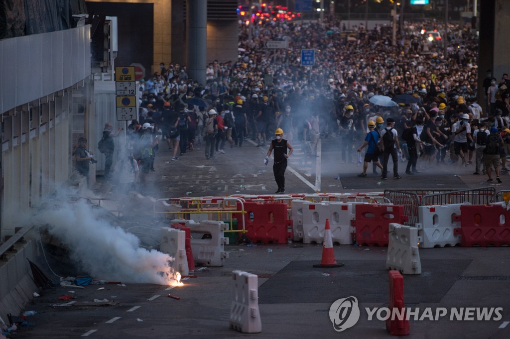 [홍콩 운명은] ② "일국양제 누더기" vs "일국양제에 어떤 변화도 없었다"