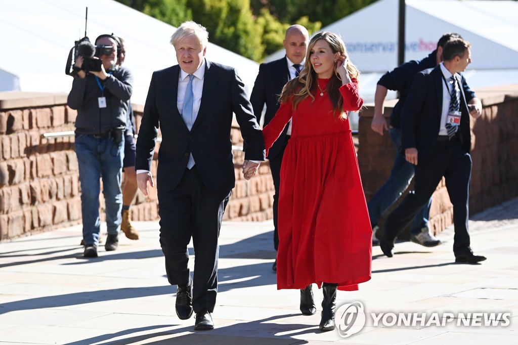 영국 '파티게이트' 재점화…총리 부부 봉쇄 중 생일파티 범칙금