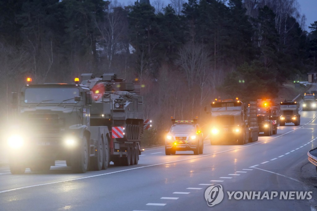 [우크라 침공] 영국 전범 전문가 파견…동유럽엔 군 8천명 보낸다