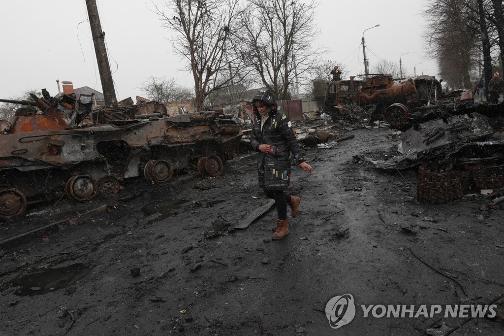 [우크라 침공] 러군 집단 성폭행 정황까지…점령지 여성들 증언