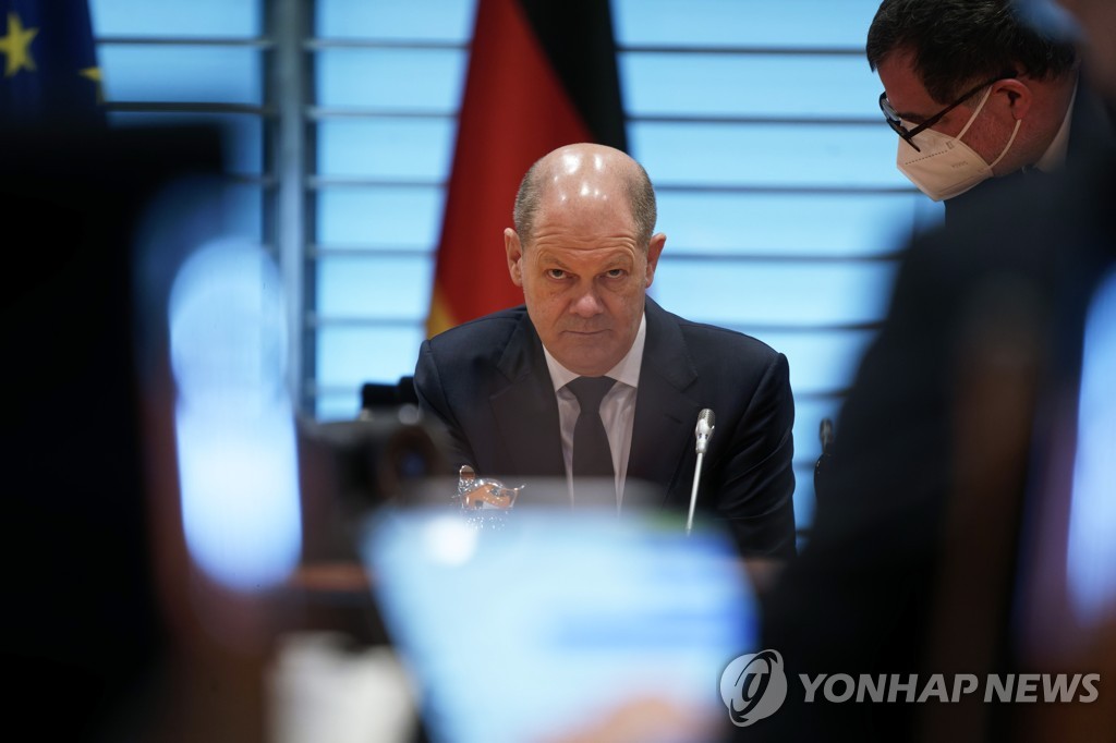 [우크라 침공] 독일 총리 "우크라에 제대로 된 무기 공급할 것"