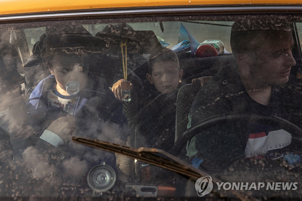 [우크라 침공] '강제합병 위기' 남부 헤르손, 필사의 탈출 행렬