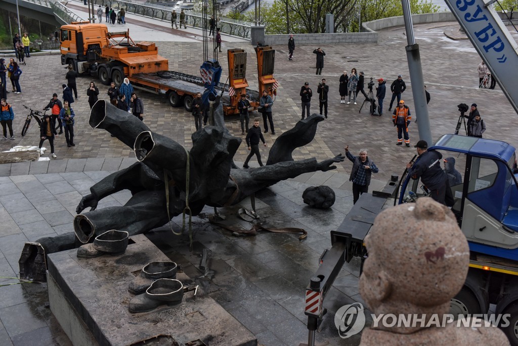 [우크라 침공] 키이우서 '러시아 우정' 동상 철거…시민 환호