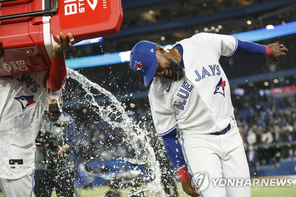 MLB 토론토 핵타선, 개막전서 '0-7→10-8' 대역전극