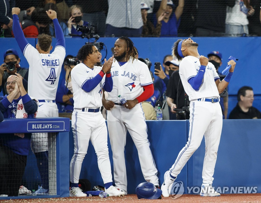 MLB 토론토 핵타선, 개막전서 '0-7→10-8' 대역전극