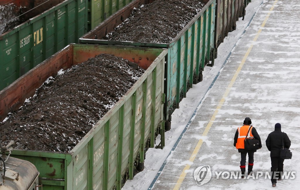 [우크라 침공] EU, 러 에너지 겨냥 첫 제재…석탄 금수 합의(종합)