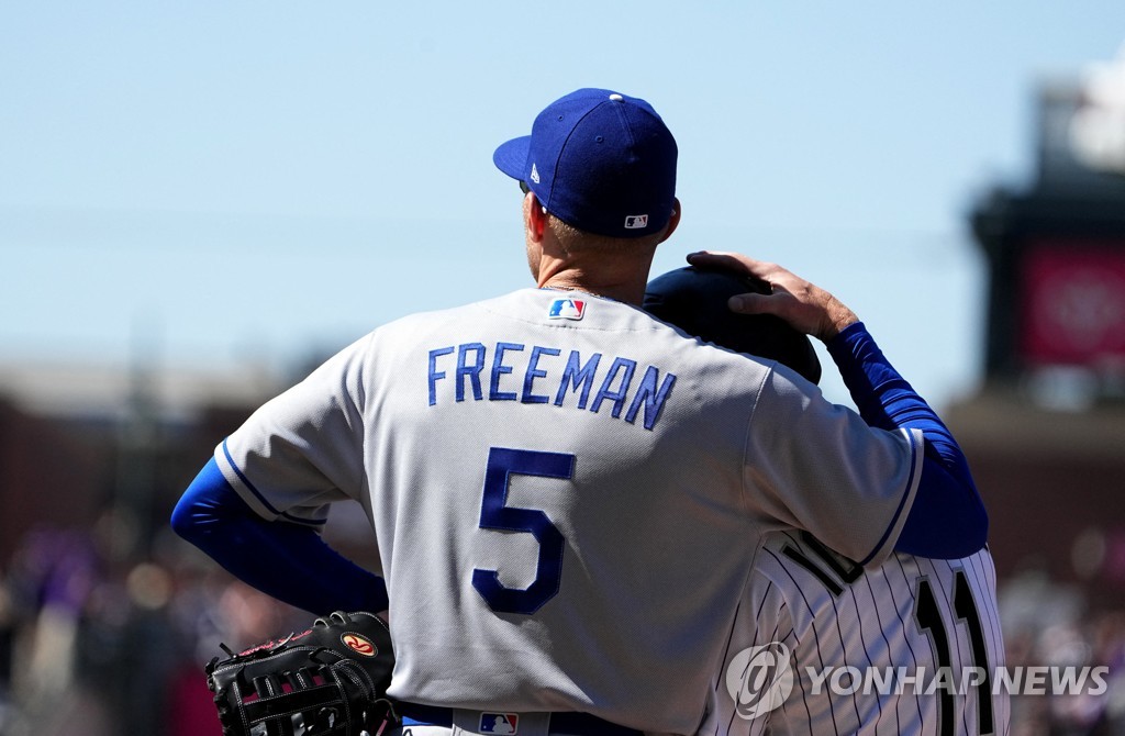 상대 선수 안아준 MLB 다저스 프리먼 "위로하고 싶었다"