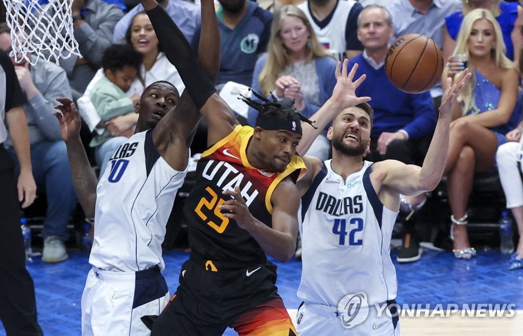 '커리＋풀 맹활약' GSW, '요키치 퇴장' 덴버 잡고 PO 2연승