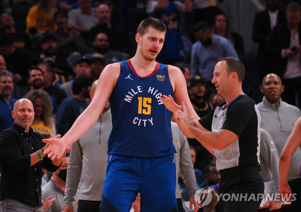 '커리＋풀 맹활약' GSW, '요키치 퇴장' 덴버 잡고 PO 2연승