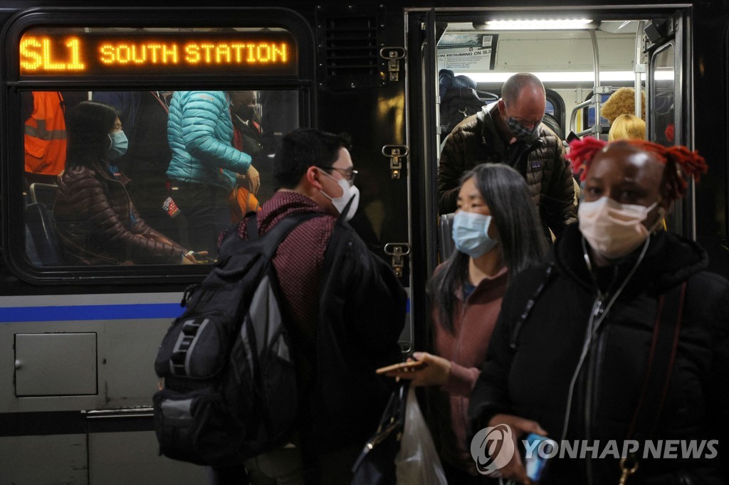 과학자 아닌 판사가 끝낸 美 마스크 의무화…정치화된 방역