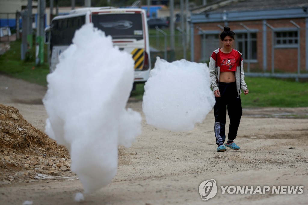 [월드&포토] 땅에 내려앉은 뭉게구름?…콜롬비아 마을 습격한 독성 거품